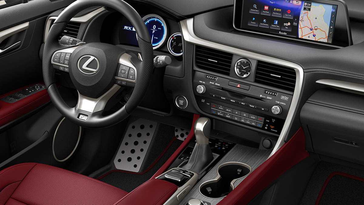 全新改款 Lexus RX 奢华亮相，并和 TRD 空力套件一起展出