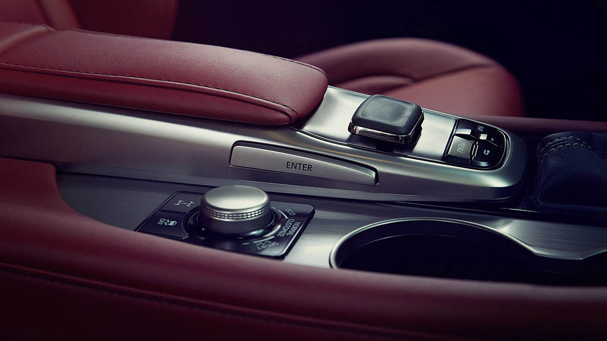 全新改款 Lexus RX 奢华亮相，并和 TRD 空力套件一起展出