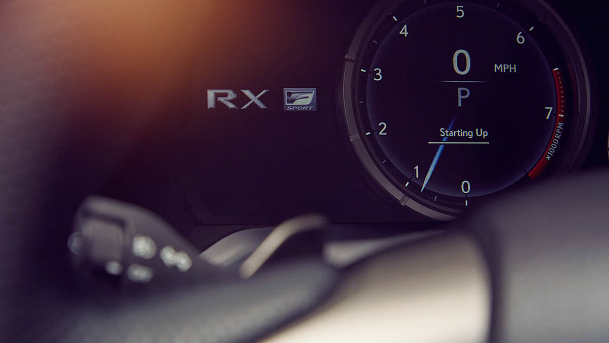 全新改款 Lexus RX 奢华亮相，并和 TRD 空力套件一起展出