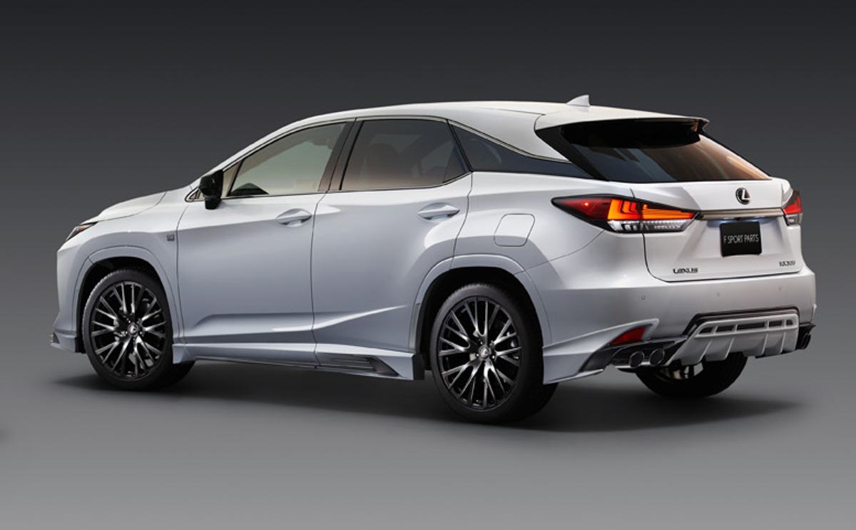 全新改款 Lexus RX 奢华亮相，并和 TRD 空力套件一起展出