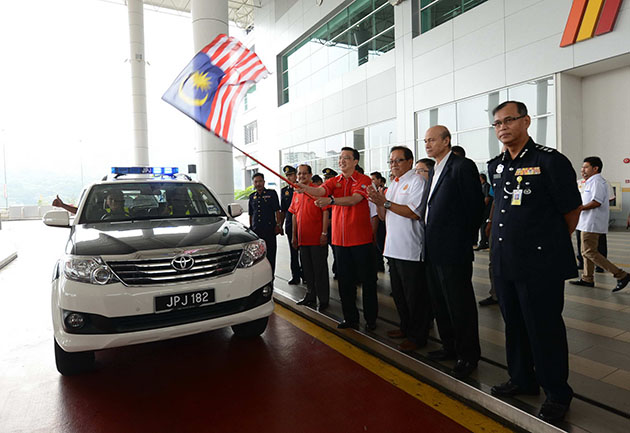 交通部长廖中莱宣布，凡未系上后座安全带者罚！