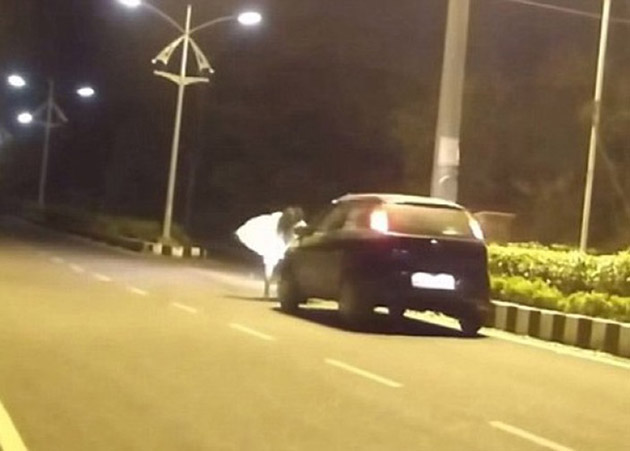 装鬼吓人反被撞！可以说他活该吗？