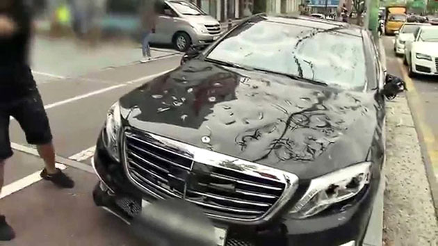 韩国男子怒砸Mercedes S63 AMG泄愤！