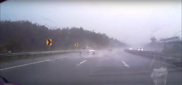 影片：Myvi雨天失控打滑转数圈！幸好没事！