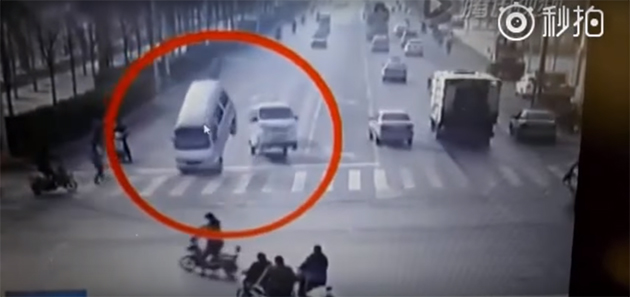 路上有鬼？中国河北车祸汽车居然离奇飞起。。。。