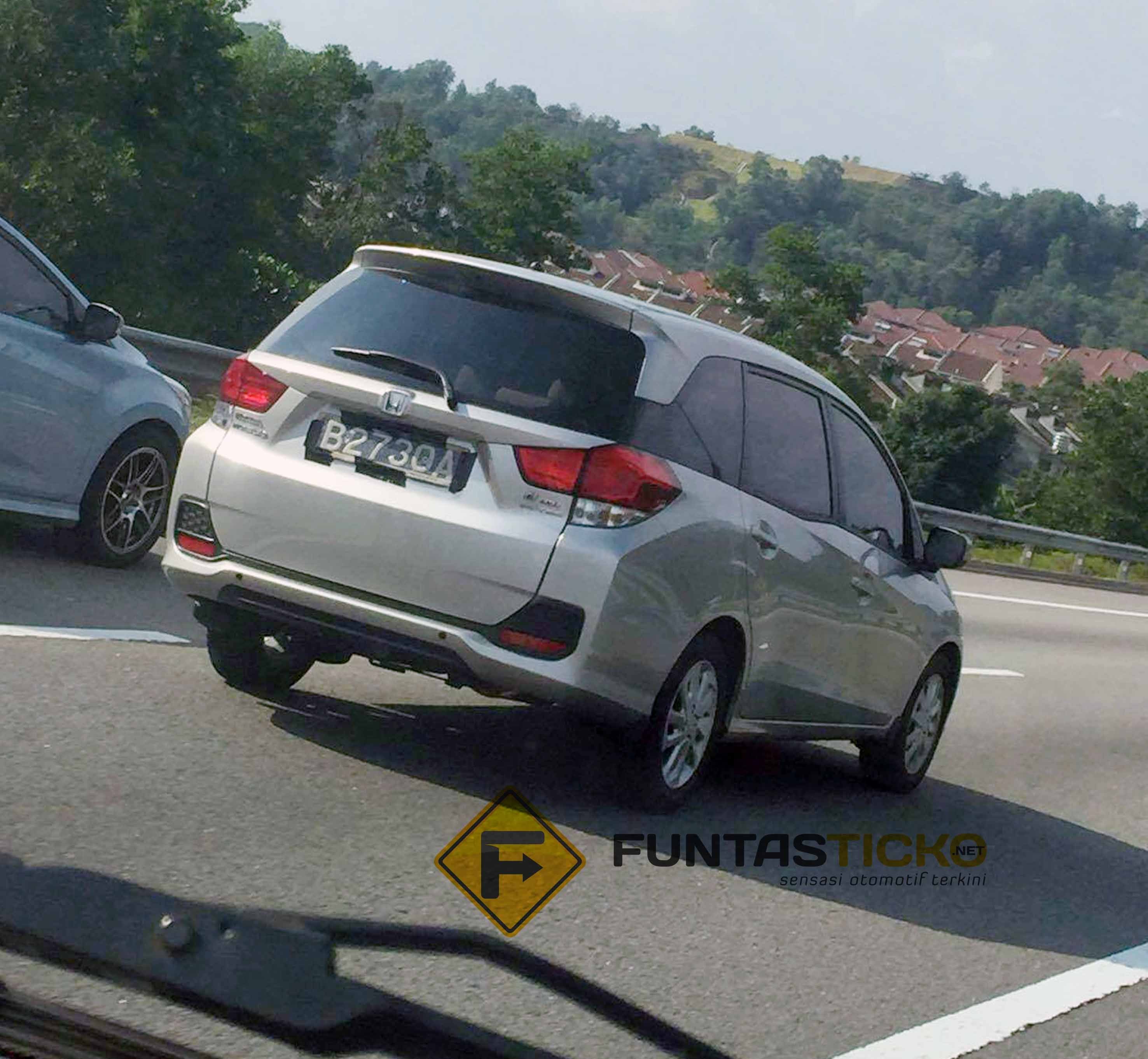 Honda Mobilio出现在我国公路上测试！