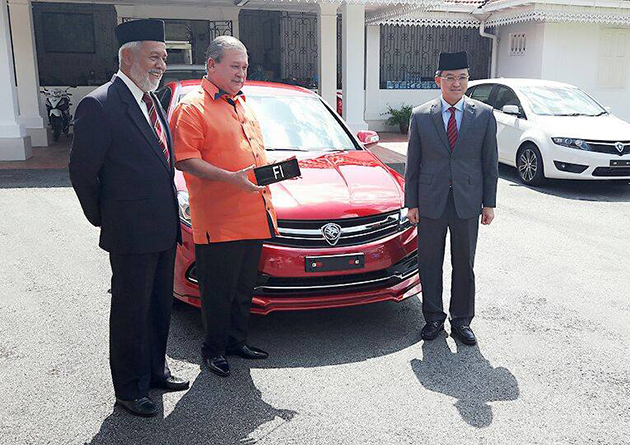 柔佛苏丹将F1车牌注册在Proton Perdana 2016上！