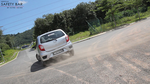 为什么高速公路上的小车总喜欢挑战 Sport Car ？