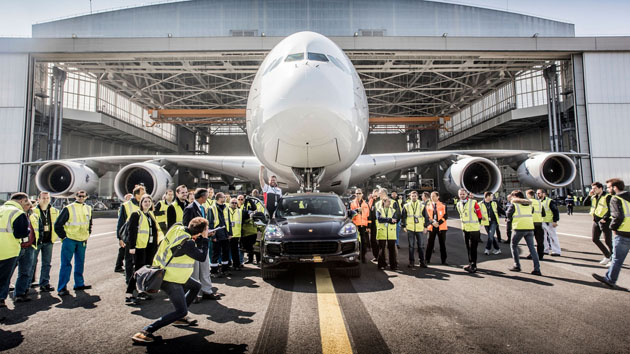 Porsche Cayenne S Diesel 不止动力强劲，还可以拉动A380！