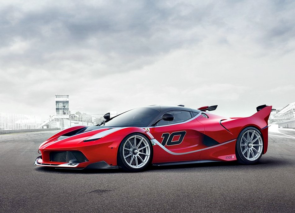 Ferrari FXX K 极速狂奔影片，副驾驶的表情告诉你它有多快！