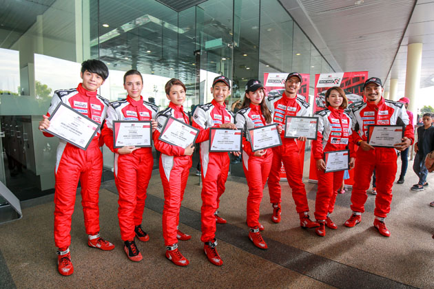 明星战队登场！ Toyota颁发证书给予 Vios 挑战赛车手！