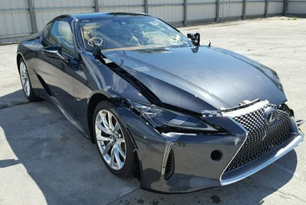 最近流行撞车？ 百万跑车 Lexus LC500 被撞了！