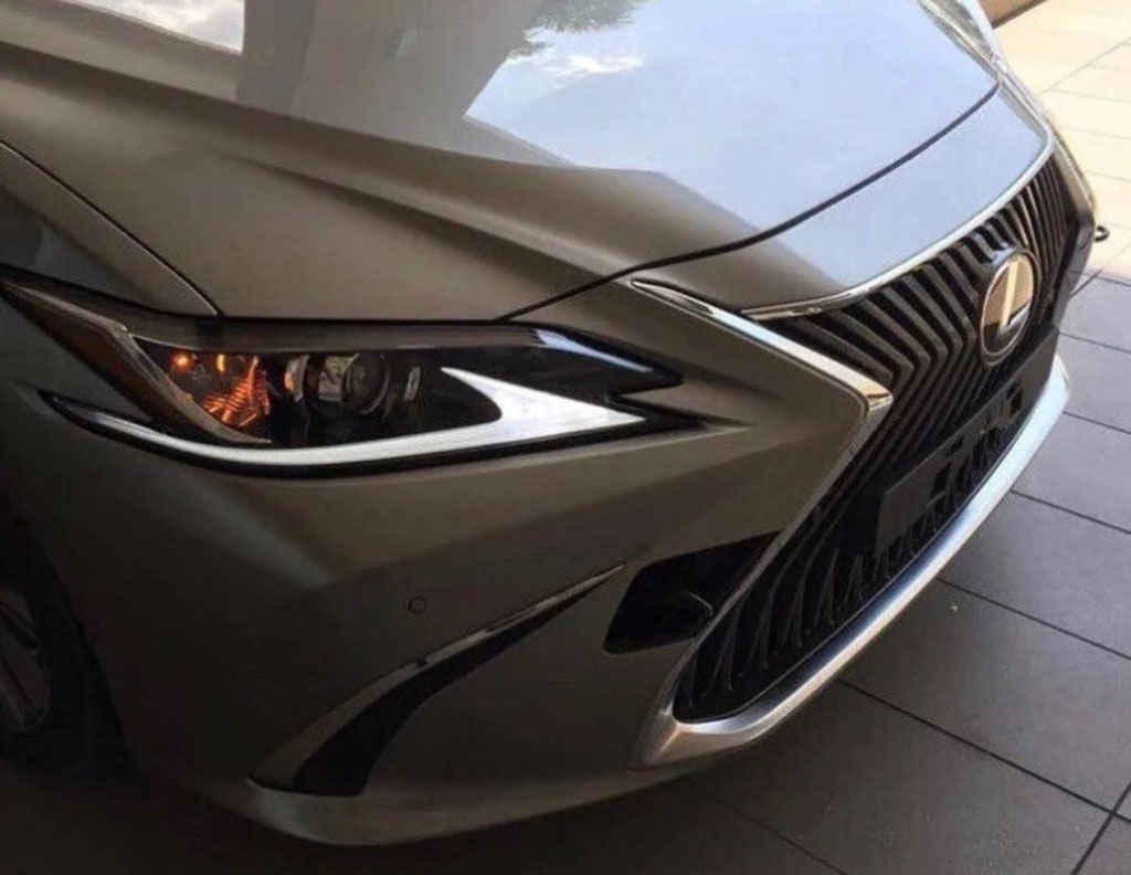 2019 Lexus ES 实车照曝光，告别稳重！