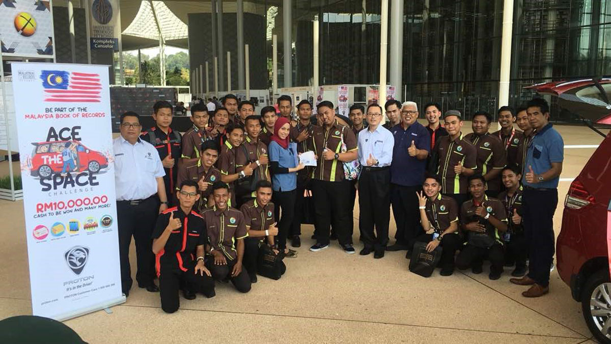 Proton Ertiga 居然可以塞得下33个人？