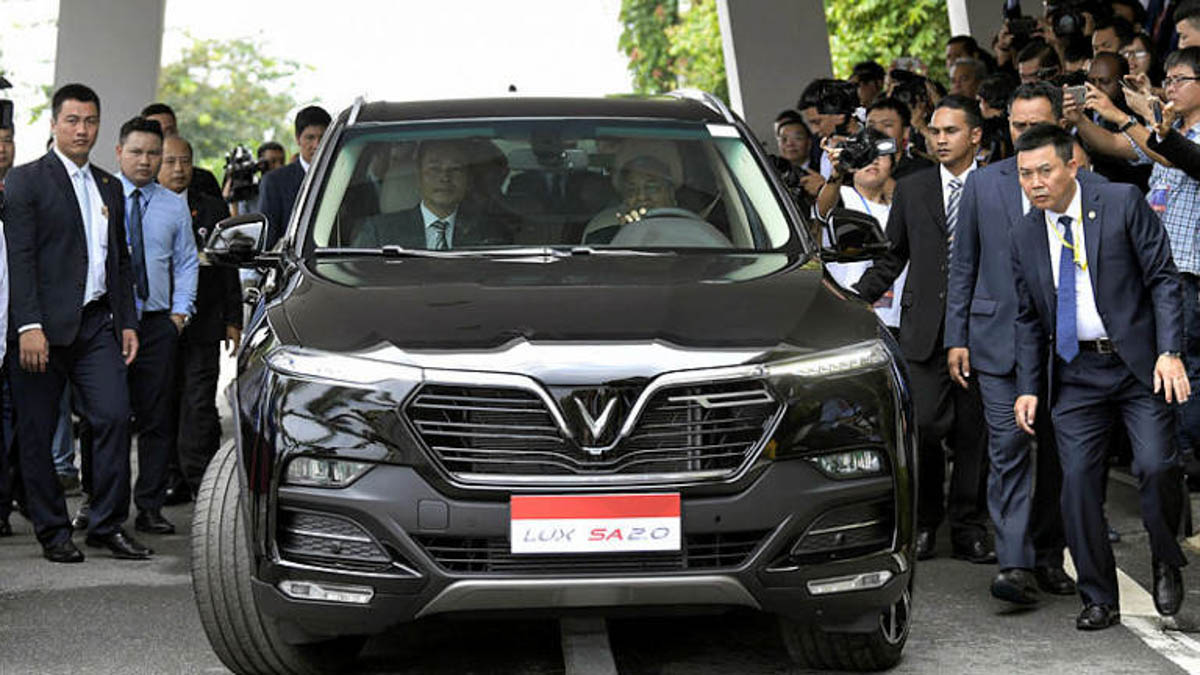 首相敦马哈迪试驾越南国产豪华 SUV VinFast LUX SA 2.0