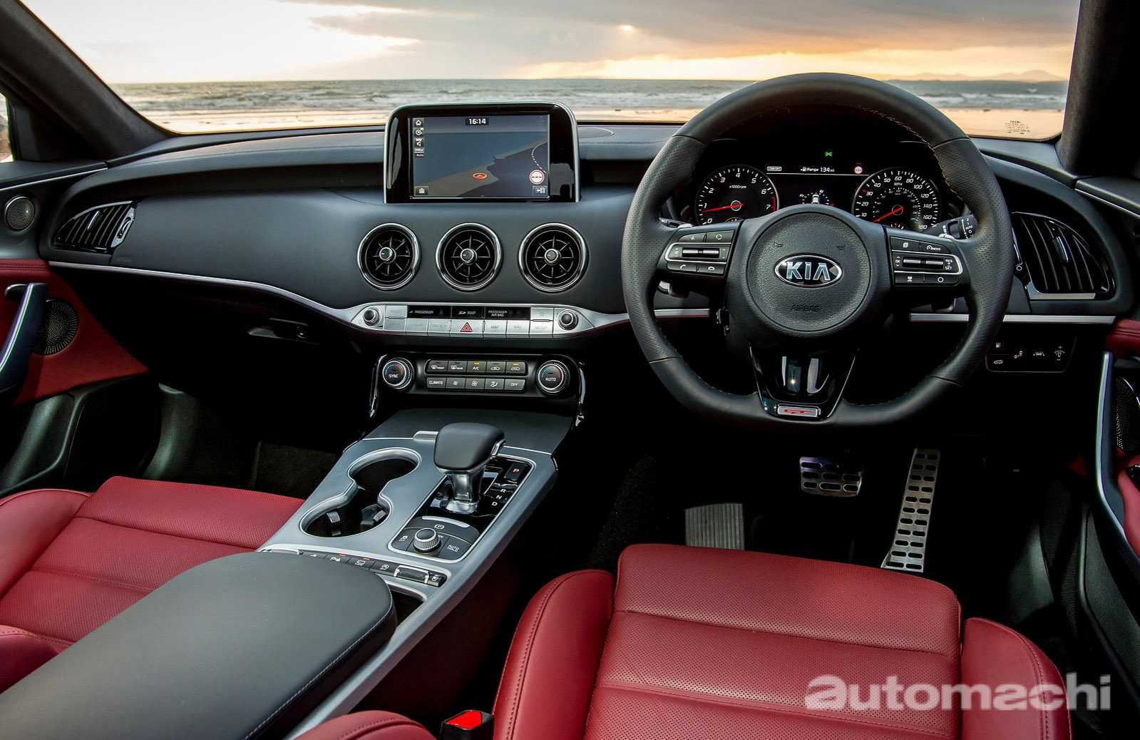 Стингер лошадиные силы. Киа последняя модель стингер. 3. Kia stinger gt 2022 салон. Стингер лошадиные силы.