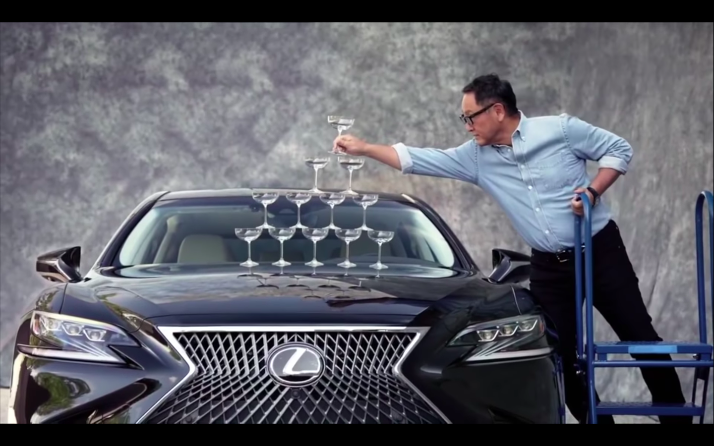 Akio Toyoda 和 Lexus LS500 重现香槟杯塔经典片段