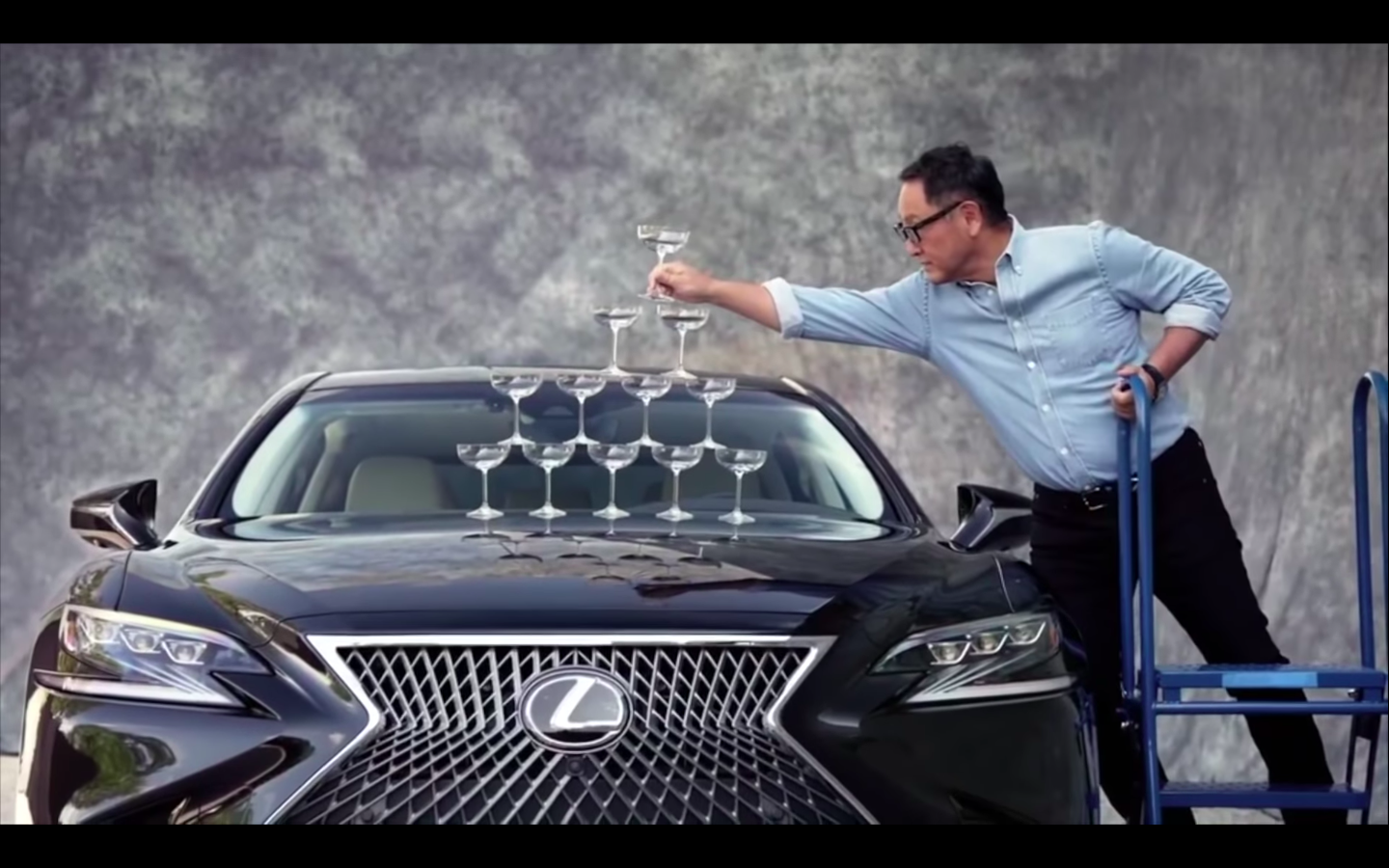 Akio Toyoda 和lexus Ls500 重现香槟杯塔经典片段 Automachi Com