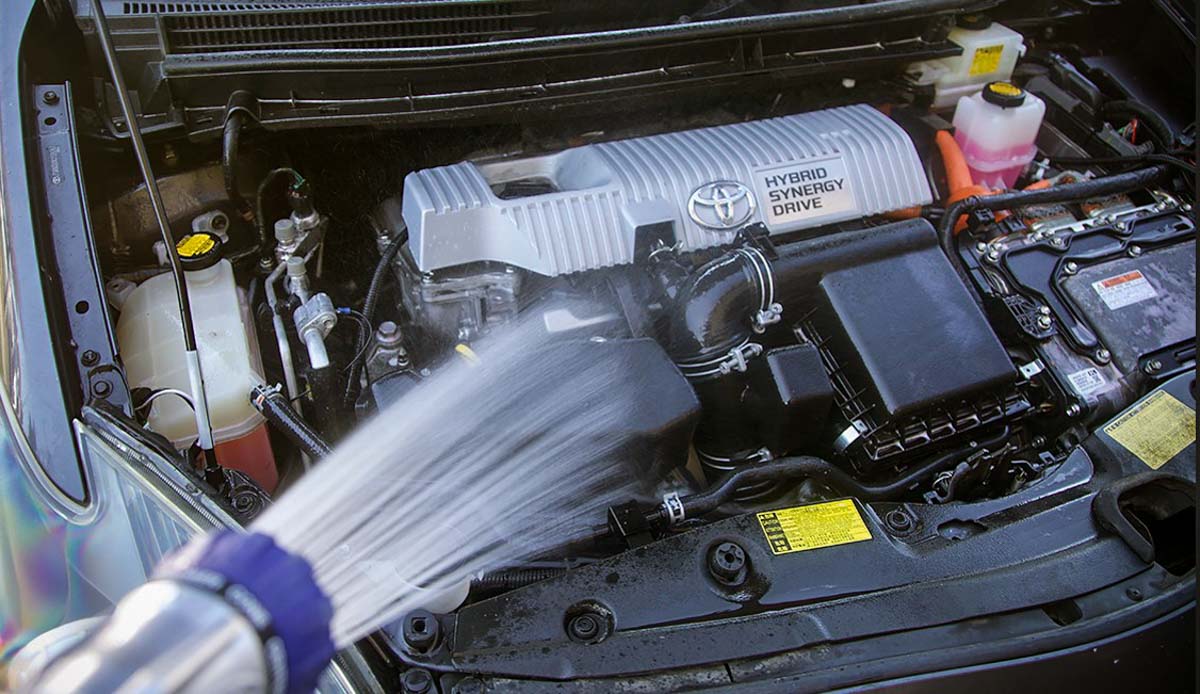 Engine Bay 可以直接用水清洗吗?