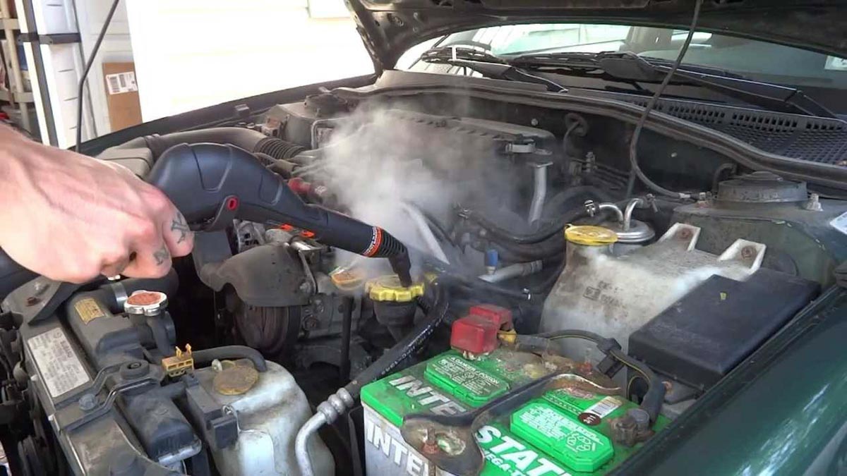 Engine Bay 可以直接用水清洗吗?