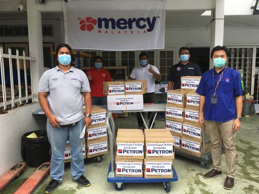 Petron还捐赠了10张预装的PMile卡，每张价值RM500，以帮助简化运送过程