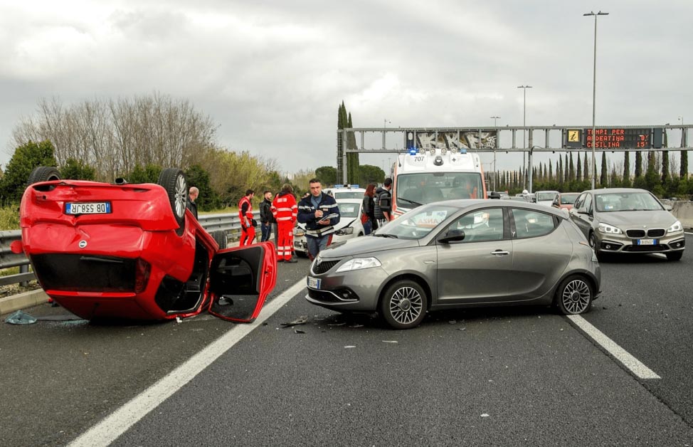 影片： BMW X5 在高速公路的恐怖车祸