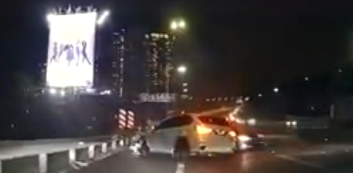 影片中可以看到其实高速公路已经有车祸发生，也可以清楚看到车祸的车子一些被移到左侧的路旁等待，而另外两辆则是因为车子碰撞后而留在了右侧的路旁。这个时候，BMW X5为了闪躲右侧（Fastlane）的车辆而失控撞上了前方的车子，随后再次飞向停在路旁车子以及人们，一共撞了3辆车！这段恐怖车祸也被行车记录仪记录下来了。