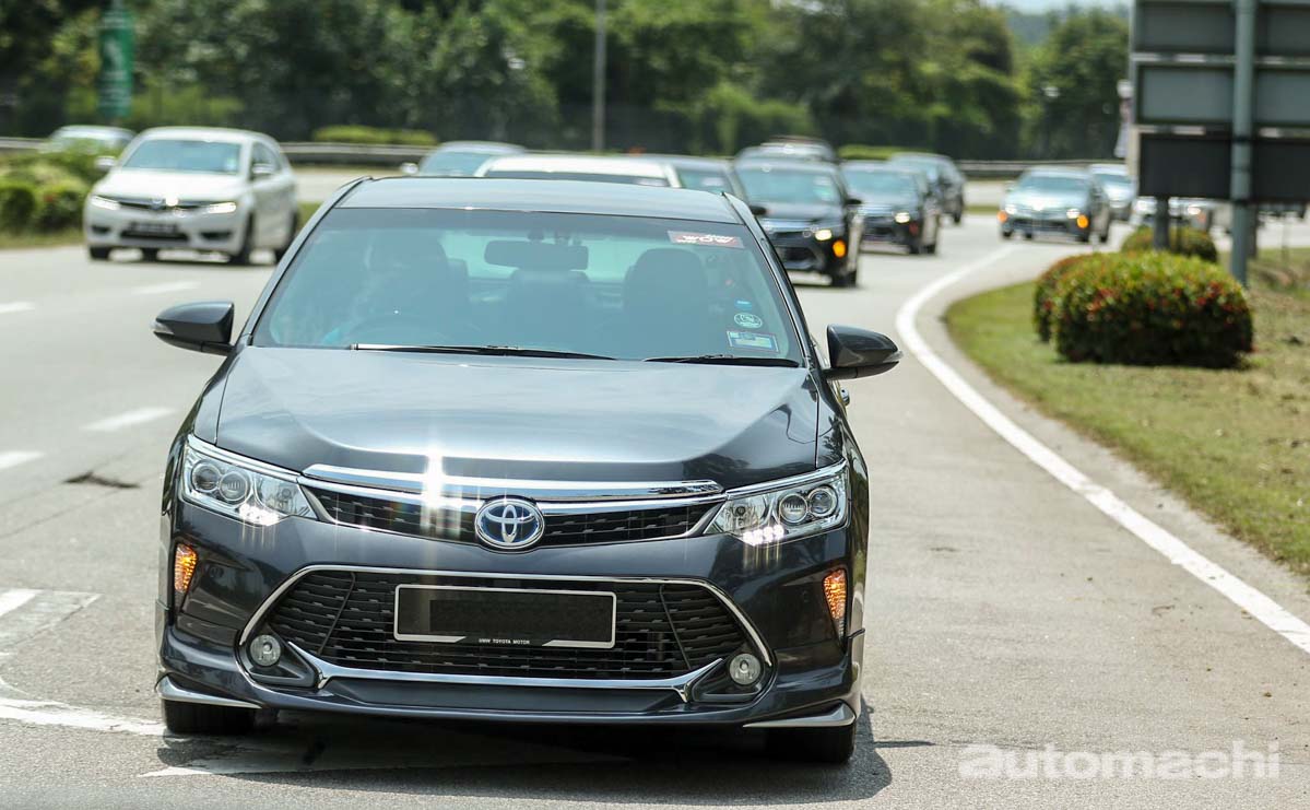 影片: Toyota Camry Hybrid 一缸油 City Drive 可以行驶700公里?