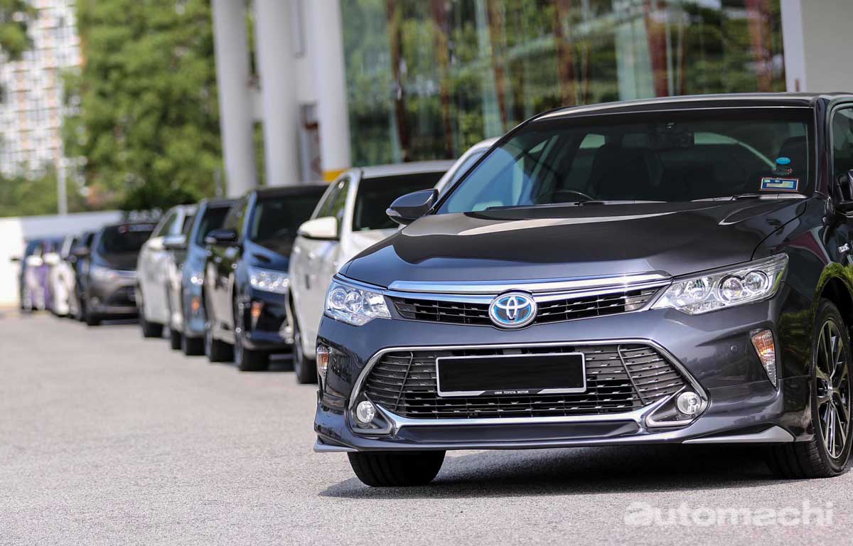 影片: Toyota Camry Hybrid 一缸油 City Drive 可以行驶700公里?