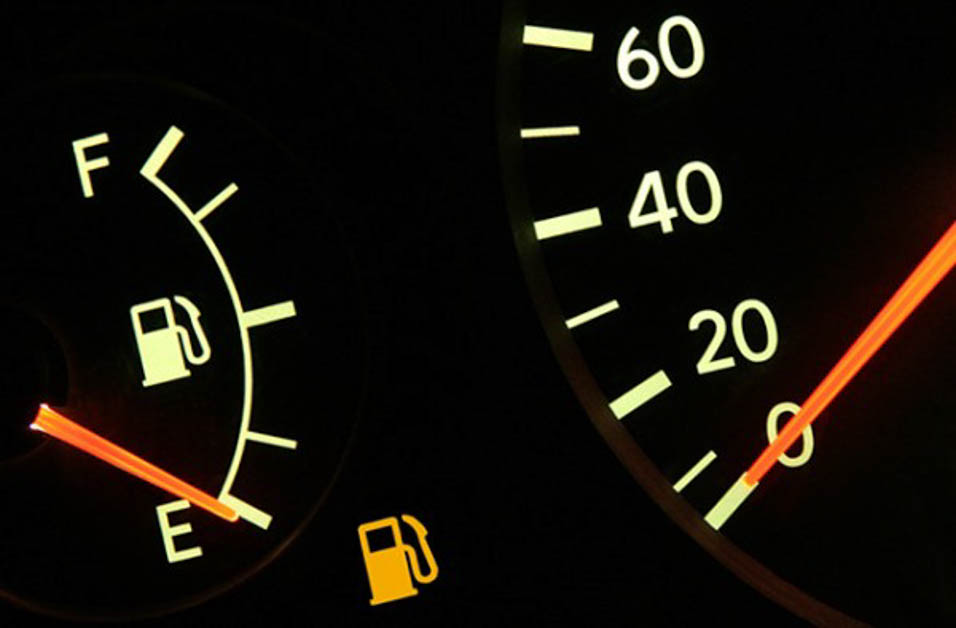 汽车小知识：Fuel Light 燃油警示灯亮了怎么办？还可以走多远？