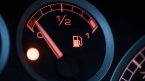 汽车小知识：Fuel Light 燃油警示灯亮了怎么办？还可以走多远？