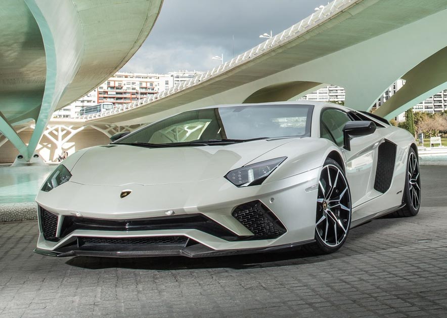 Lamborghini Aventador 以及 Urus 明年开始会导入 Hybrid 以降低排放，提升性能！