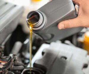 Engine Oil 为什么需要定期更换？时常开车的话记得定期检查、不然会花很多冤枉钱哦！