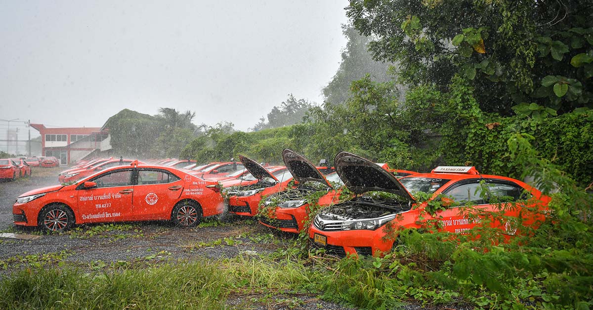 疫情重创旅游业，泰国数百辆 Toyota Corolla 德士惨遭遗弃