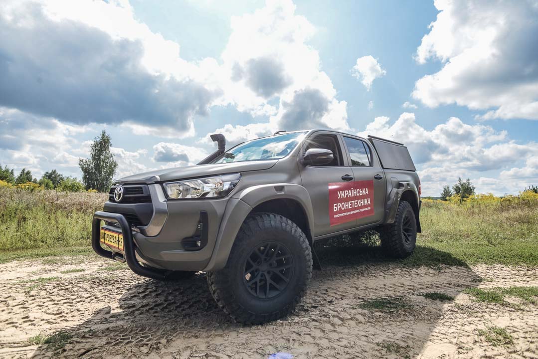 看中耐用以及越野能力,乌克兰军方采购 Toyota Hilux 作为军用车