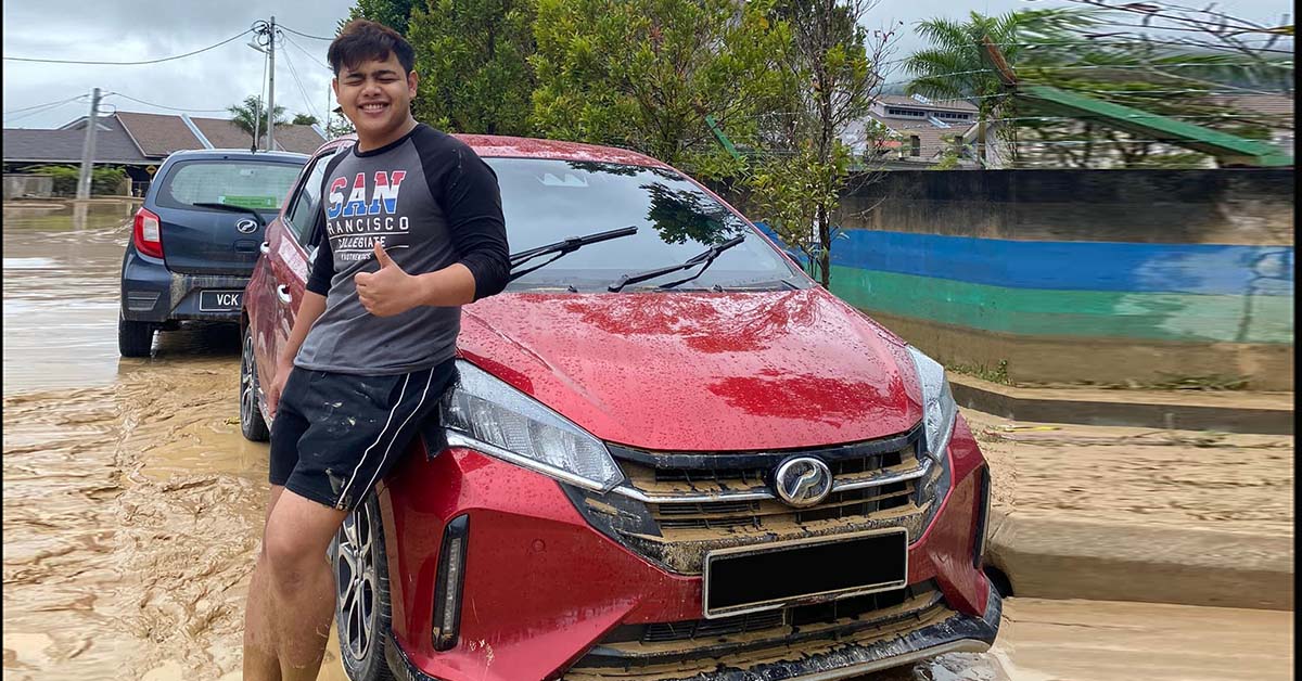 Perodua Myvi 新车惨遭水淹，车主和“爱车”合照留作纪念！