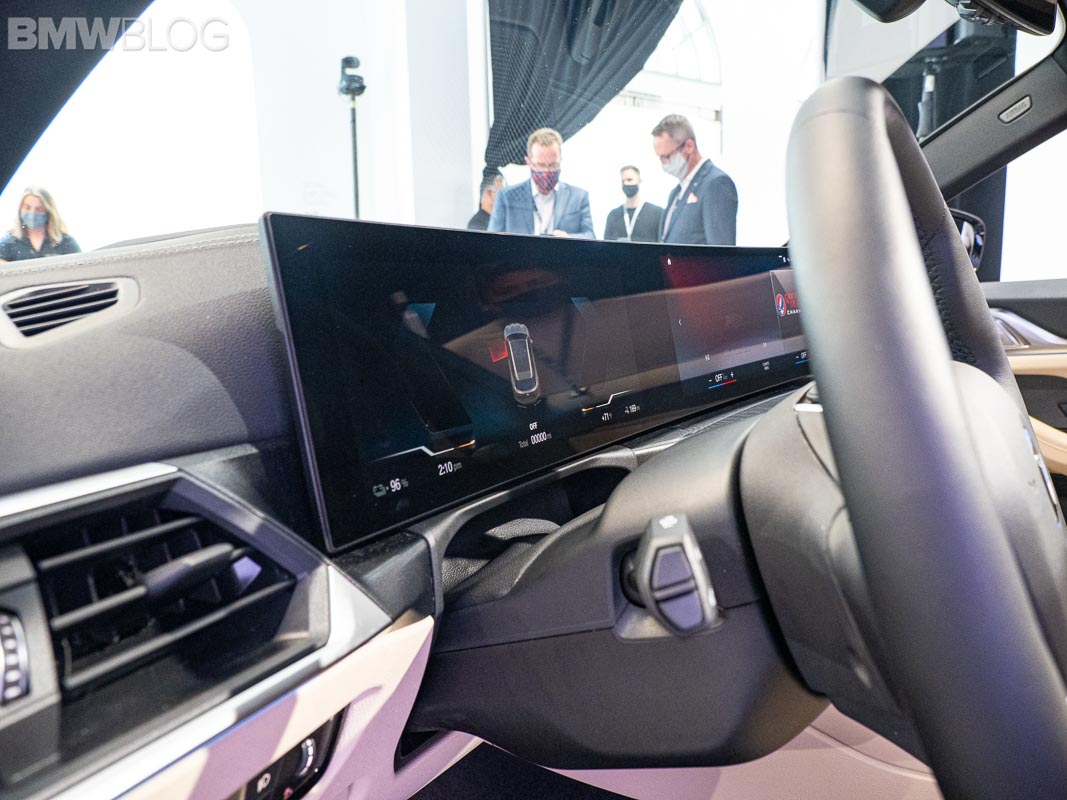 2022 BMW 3 Series 内装曝光：全新双联屏设计、最快2月发布！