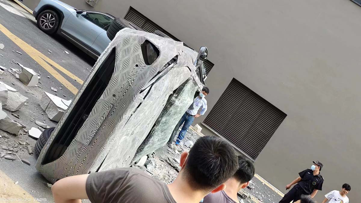 Nio 蔚来测试车冲出大楼,车内两名试车员不幸身亡,公司声明:这是一起意外事故,与车辆本身没有关系!