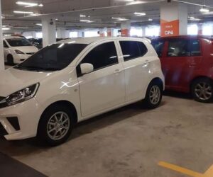 Perodua Axia 打横 Park 在停车位外，被放上网后却赢来一堆赞赏！