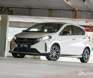 Perodua Myvi 无所不能？这次是帮忙拖动抛锚的 Lorry 在 Highway 上跑？