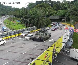 隶属于 Angkatan Tentera Malaysia 的坦克坏在市中心，导致交通堵塞！