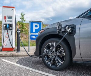 建 Charging Station 每年能净赚 RM320,000？全新充电服务供应商 ChargeSini 进驻我国！号称只要帮他们建充电站即可躺赚!