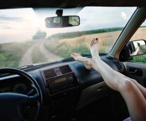 你的女朋友很喜欢把脚放在 Dashboard ？你可以告诉她这个真实故事！