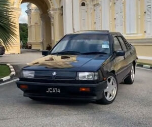 一车传三代！第一代 Proton Saga 被当成传家宝传承，历经 33 年时间车况依然良好，车主：出价 RM 40,000 都不卖！