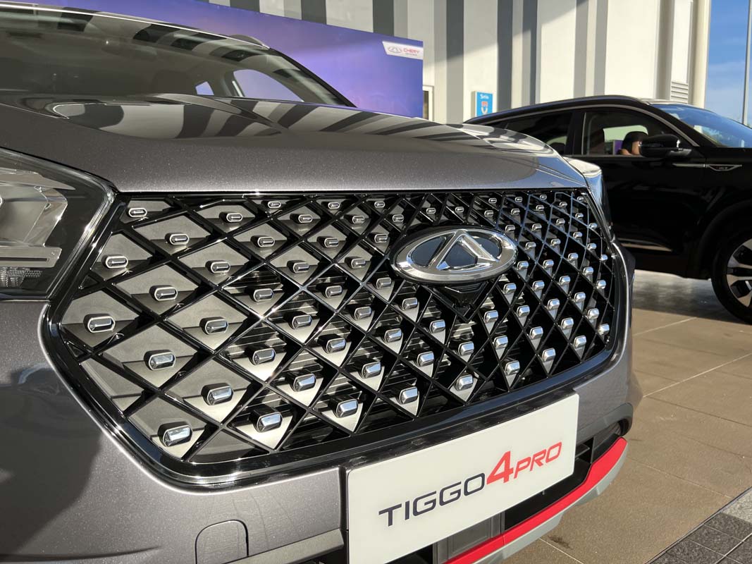 我们从外观看来， Tiggo 4 Pro 实际上也是一款非常具有特色的SUV车款，新车采用了颇为阳刚的外观设计，在外部可以看到拥有非常巨大的水箱护罩、LED的头灯组，至于在尾部则是采用了 3D LED 光条。作为其中一款奇瑞的国际战略车，可以看出这款车的设计确实和国际品牌较劲的能力，而根据官网的消息，这款车的长度为4,318 mm，轴距为2,610 mm，是一款B-Segment的SUV，主要对手为 Proton X50 以及 Honda HR-V 。  Chery Tiggo 4 Pro 确定引进我国：Proton X50 / Honda HR-V 对手、预计2022年年末上市！  内装的部分，则是采用了较为简洁的设计，但是一些潮流元素同样看得到，例如说具备了氛围灯设计、数位化仪表、电子排挡杆、电子手刹车、独立式的触屏主机等等，而预计这款车也会具备先进主动安全配备。除此之外因为这款车轴距达到了2,610 mm的关系，因此预计车辆的空间表现实际上会非常的不错！  Chery Tiggo 4 Pro 确定引进我国：Proton X50 / Honda HR-V 对手、预计2022年年末上市！  引擎的部分，新车会采用1.5公升的涡轮增压引擎+CVT变速箱，不过因为不具备缸内直喷技术所以引擎马力并不高。这款车的最大马力表现为147 Hp，峰值扭力230 Nm，另外这款车在一些海外市场是提供1.5L自然进气引擎的版本，不过预计本地应该不会引进。