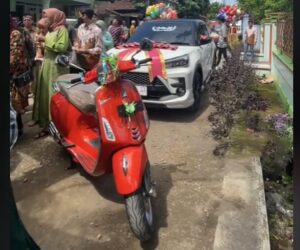 超狂婚礼！印尼新郎用 Toyota Raize 和 Vespa Primavera 做聘金来娶老婆！