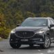 2.5T + AWD 等于吞油魔王？ 2022 Mazda CX-5 是一辆值得考虑的SUV吗？ 2022 Mazda CX-5 在之前已经登陆了我国市场，这一次不仅仅在外观设计进行升级，引擎以及配置也有大提升，而且这一次还导入了汽油涡轮增压引擎还有更完整的安全配备，所以这款车值得买吗？今天我们就来分析分析一下这款车的特点！ 首先，我们先列出 CX-8 最接近的对手（并不是同级），其中就包括了 Hyundai Santa Fe Volkswagen Tiguan Allspace Toyota Fortuner 虽然说不完全同级，但是这四款车的价位非常接近，不过 Mazda CX-8 是当中拥有最多引擎选项的，其中就包括了2.5L自然进气引擎、2.2L柴油涡轮增压引擎以及2.5L汽油涡轮增压引擎，而我们今天的主角就是汽油涡轮增压引擎，而且还是配备了 AWD 的版本。 如果只看数据，那么 CX-8 的马力是所有车款里面最强的（228 Hp/420 Nm），不过扭力方面还是采用柴油引擎的 Fortuner 和 Santa Fe 占优（前者201 Hp/500 Nm，后者190 Hp/峰值扭力440 Nm），而最均衡的就是 Tiguan Allspace 的2.0L版本，而且相信实际上性能最强的就是 Tiguan Allspace 。 在外观设计的部分这款车实际上还是很好看的，像是放大版本的 CX-5 ，但是在前脸的水箱护罩还是有不一样， CX-8 看起来是稍微成熟一些的，至于在车尾设计方面则是接近 CX-9 ，整体的风格真的很“Mazda”。 内装的质感是真的出色，很适合作为一辆商务用车，因为车款车采用的是2+2+2的座椅设置，中间确实是比较适合老板乘坐的，而且在质感的部分，只要你摸得到的地方就是软质塑胶，整个气场完全不输给给 Alphard 以及 Vellfire ，除此之外这款车内装还是和往常一样注重驾驶感受，整个内装不进高质感，战斗感也很强，尤其是你一坐进去驾驶舱的时候就可以感受到这款车是为车主而打造的，加上抬头显示器，整个内装完全体现了人马一体的特性。 当然， Mazda 也知道置物空间的重要，所以这款车不管是在前排还是后排的置物空间都很好，细节部分几乎是满分，而且还加入了不少关于使用的配备，例如说无线手机充电基座和无线的 Apple Carplay ，加上更为完整的 ADAS 系统，不管你是要做家庭车又或者是商务车，车内的乘客都可以获得完整的防护（要记得小改款前是没有 ACC 的哦）。 接下来的重点就是2.5T涡轮增压引擎+AWD系统了，老实说 CX-8 给我的驾驶感觉并不太像是一般的 Mazda 车款，虽然说驾驶座战斗感满满，但是问题在于原厂考虑到这款车的载人属性，所以很多部分都做了牺牲。例如说方向盘的辅助力道非常的大，便于在市区驾驶（尤其是车身尺码那么大的车子），但是问题就在于会丧失不少回馈感，所以这台车开起来简单上手，但是却少了点个性。 除此之外，悬吊的设定也偏软，所以车内的乘客会感受到很不错的滤震表现，但是因为车身比较高的关系有时候摇晃会比较明显一点，而驾驶者的驾驶乐趣也会丧失不少，不过作为商务车/家庭车，我倒不觉得这样的设定有错。 最后要讲的就是2.5L涡轮引擎的表现啦，这具引擎并不是一具偏性能的引擎，主要的是给你更好更快的加速而已，并不暴力，但是动力源源不绝，在高速巡航的时候尤其是你要超车，感觉特别的棒，你会很喜欢这种大排气量+涡轮引擎的澎湃动力，加上 AWD 系统，整体的感觉非常流畅，虽然略逊于 Tiguan，但是会比起其余两个对手好一些，习惯了之后其实会开的很写意，比较可惜的油耗有些惊人，平均只有大约8 km/L，我个人觉得还是可以接受的，你们呢？ ·········· 总结： 要说 CX-8 是不是一款值得的吗？只要你在意质感，你在意动力这款车绝对值得考虑，而且这一次原厂终于顺从民意引进引进2.5T版本可以说进一步增加了其竞争力，但是随之而来的是油耗可能高一些，如果是介意油耗的话，可以考虑看看柴油版本。另外在空间等等，其实这款车是中规中矩，不过配置部分是扳回一城，如果要给分数，满分10分我会给7.5分。 优点： 外观设计大气成熟 内装质感一流 2+2+2的座椅设定适合作为商务车 安全配备齐全 涡轮增压引擎动力不错 缺点： 操控表现不如以往的Mazda车款 车辆摇晃比较明显 AWD系统+2.5T油耗略高 荧幕较小 内装虽然高质感但是有点审美疲劳