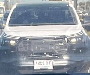 GR Hilux 测试中？神秘 Toyota Hilux 现身泰国测试，或为全新高性能皮卡，对手瞄准 Ranger Raptor！