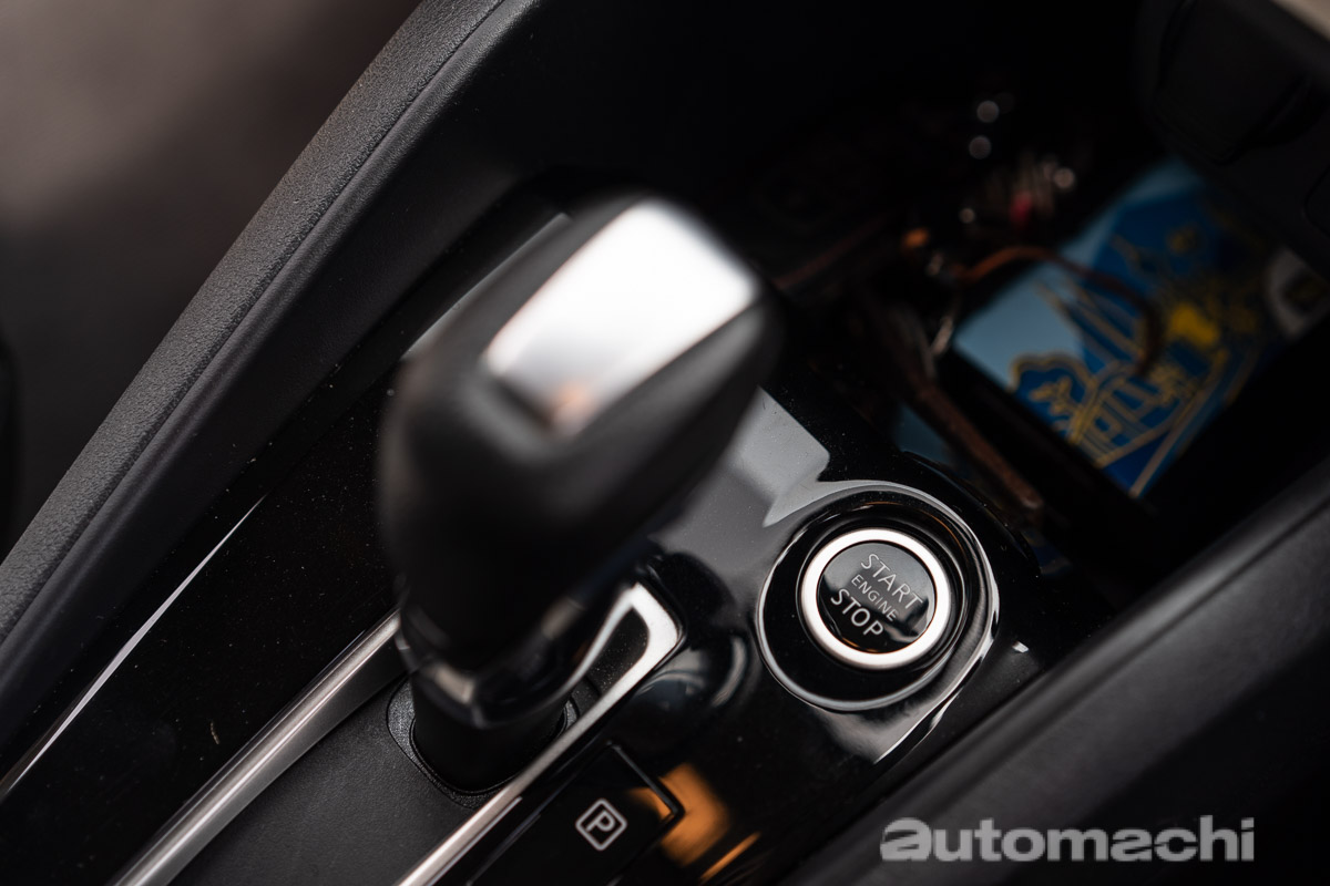 周末聊一聊： Nissan Almera Turbo 、唯一一辆日系的B-Segment涡轮车款可以考虑吗？  Nissan Almera Turbo 在发布之前普遍被认为是一辆非常有竞争力的车型，虽然目前能见度不算低，但是跟两个对手相比差距有些明显的，不过这款车的外观设计还是很吸引人的，那么作为唯一一款日系B-Segment 涡轮轿车，它值得考虑吗？  好看的皮囊千遍一律，但有趣的灵魂万里挑一。如果要我形容 Almera Turbo 这应该是我毕竟主要的观点。作为同级少有的 Turbo 引擎，这款车子的引擎是第一个吸引我的卖点，因为一开始刚接触汽车行业时，Turbocharged 涡轮增压对我来说是高性能车才会使用的。     虽然说这款车采用的是 1.0 的三缸涡轮增压引擎，但是 Almera Turbo 能有很不错的动力输出（主要是市区驾驶的灵活性）。这具引擎能输出 100 PS/98 Hp 和 152 Nm 的扭力，并且只要 2,400 rpm 到 4,000 rpm 就可爆发。良好的低扭配合优良的变速箱调教让这款车很适合 City Drive，不过在高速公路动力储备也很不错，但是如果适合其他两个日系对手相比，基本上占不上什么优势。  在舒适性方面，Almera Turbo 的椅子号称 Zero Gravity 座椅，舒适度自然是不错，但是主要是看驾驶者何乘坐者的身高，如果你的身高在170 cm以下那么还是ok的，如果你像小编一样的还是身高，那么自然就有些局促了。不过引擎的震动被很好地被隔绝在车外，如果在车厢内基本感觉不多，不会让你感觉到这是一具三缸引擎，而这也能证明 Nissan 在防火墙和隔音棉等等下了一定的功夫，但是在特定的情况下，你还是会觉得这个引擎的震动会有些明显，不过瑕不掩瑜。  买了车就不得不考虑打油的问题，而根据 Nissan官方公布的 Almera Turbo 油耗，这一款车非常地省油，一桶满缸汽油可以达到 650 km 的超长续航。不过根据我的实测，这款车在我国的用车情况（70%市区驾驶）下平均油耗为12 km/L左右，只能说是中规中矩，同样的和 Honda City 接近，略胜于目前还在贩售的 Vios 。  至于在安全配备完整上， Almera Turbo 有着非常丰富的功能，包括 360 度的全景摄像头，盲区警示系统，后侧来车预警。其中 AEB 还是全车系的标准配备，在配备这一点其实 Almera Turbo 其实也占不上优势，因为一些对手甚至给了主动式定速巡航，所以我希望在未来 Almera 可以加强这一块。  总的来说，这款车很不错，但是各个方面却没有太突出的表现，如果说你是因为颜值买单绝对没问题，但是在空间、配备等等细节上面还是建议各位“货比三家”，这样你才会觉得这款车值不值得，不过还是要告诉各位，买到自己喜欢的车最重要，你说是不是？