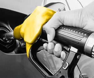 新加坡车主为添 RON95 汽油故意阻挡车牌，民众发视频揭穿反被网民指责多管闲事！